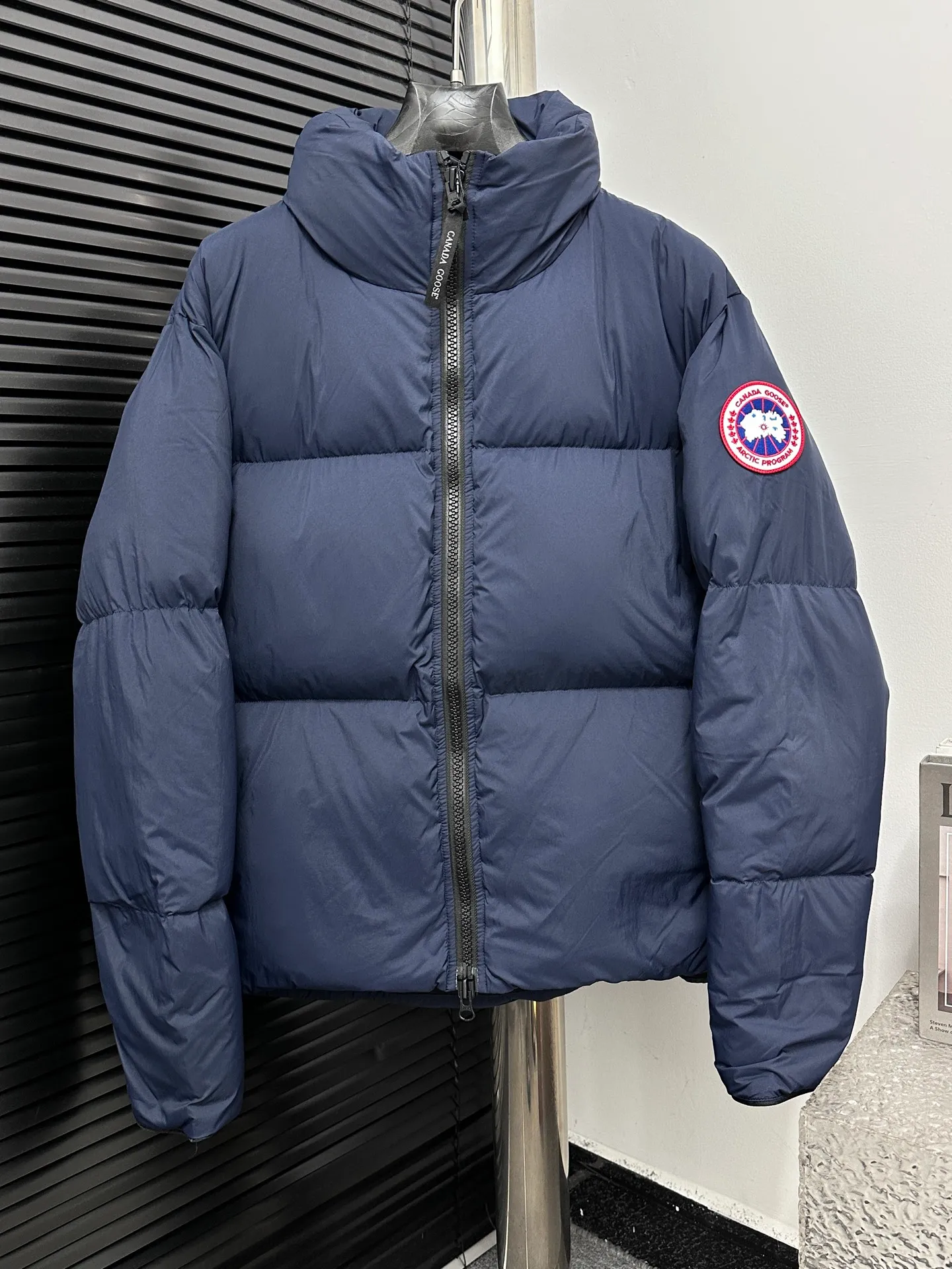 P840 【Canada gooes】Large Goose Sleeve Stand Collar Down Jacket Lawrence down jacket provides basic protection for daily adventures. Delicately soft fabric, this is a water-repellent fabric that is soft to the touch yet durable. Filled with extremely fluffy white duck down. This piece has a quilted body and structured down. Padded collar and reflective double-stripe grip tape. Extended hem and tucked-in inner rib-knit cuffs. Size: XS-2XL